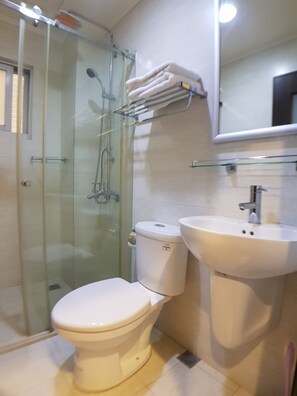 Standard Double Room (202, 203, 302, 303) | Bathroom - Tainan Yi Zhan (Tainan)