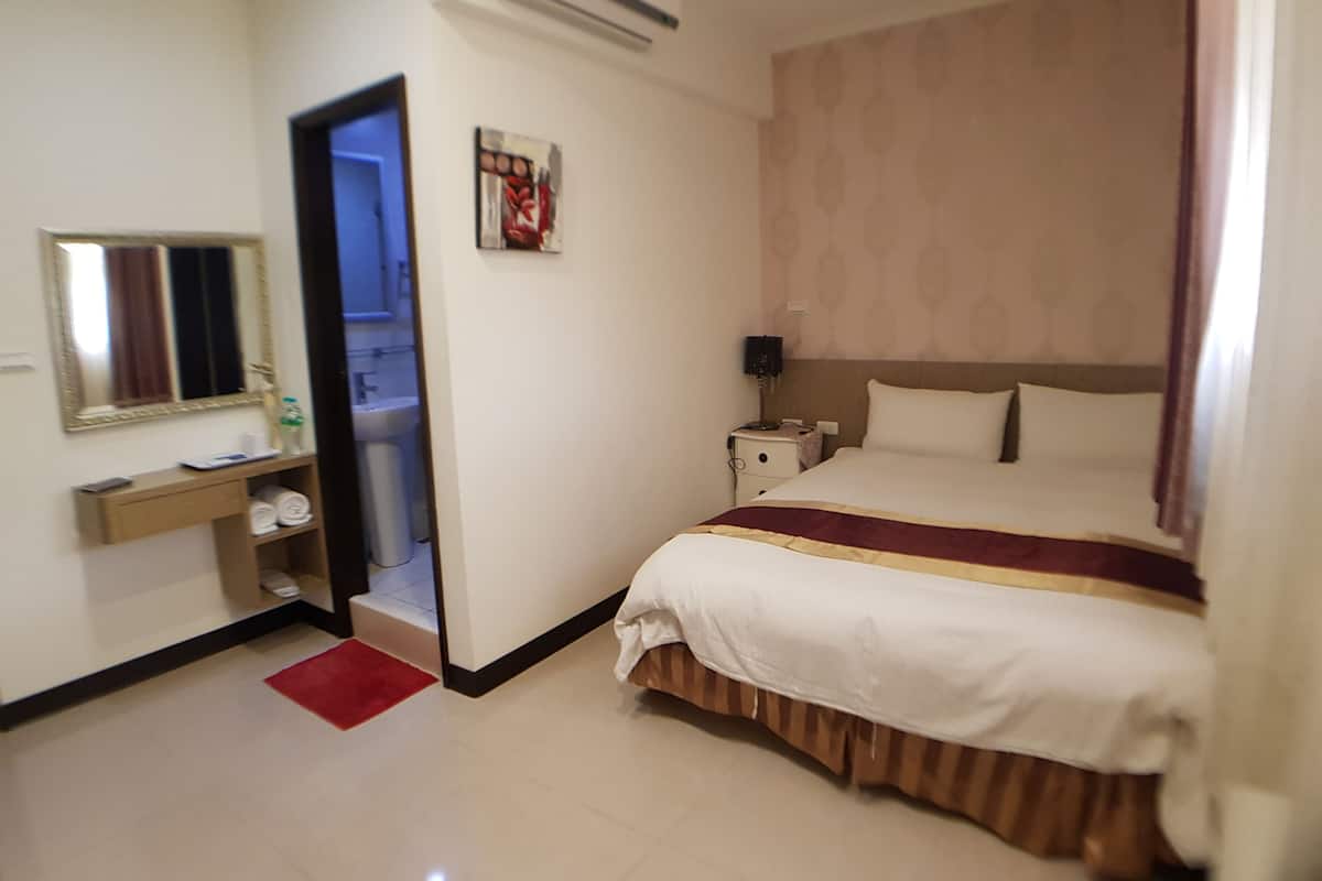 Habitación estándar doble (202, 203, 302, 303) | Escritorio, cortinas opacas, camas supletorias y wifi gratis