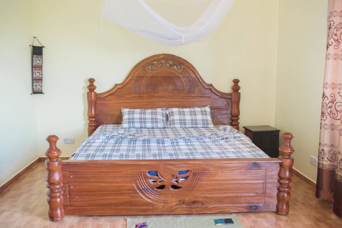 Caja fuerte, escritorio, cortinas opacas y tabla de planchar con plancha