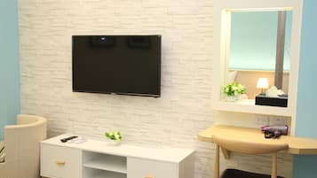 1 bedroom, premium bedding, desk, soundproofing