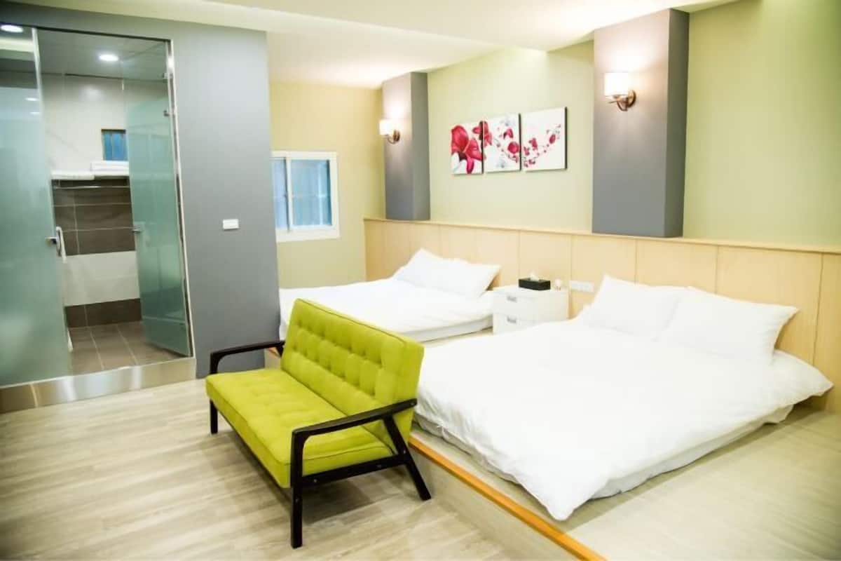 1 bedroom, premium bedding, desk, soundproofing