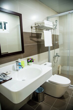 Phòng đôi Tiêu chuẩn | Phòng tắm | Buồng tắm vòi sen, vòi sen phun mưa, máy sấy tóc, dép đi trong nhà 