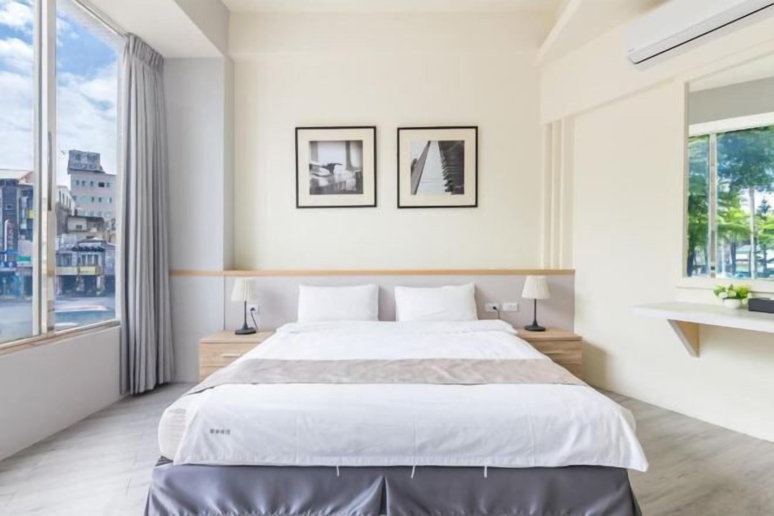 1 bedroom, premium bedding, desk, soundproofing