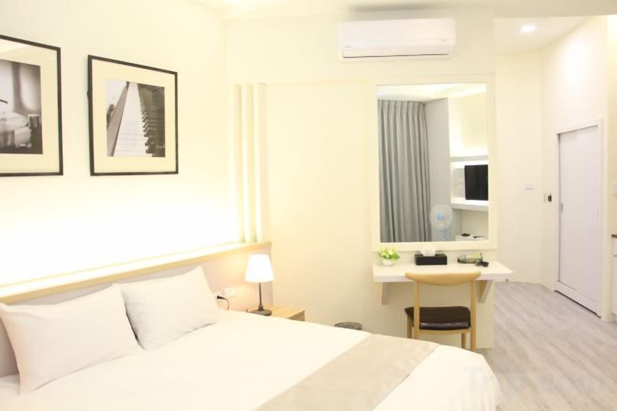 1 bedroom, premium bedding, desk, soundproofing