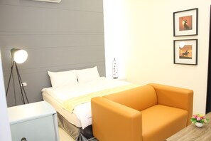 1 bedroom, premium bedding, desk, soundproofing - Good Time Warm Home (Tainan)