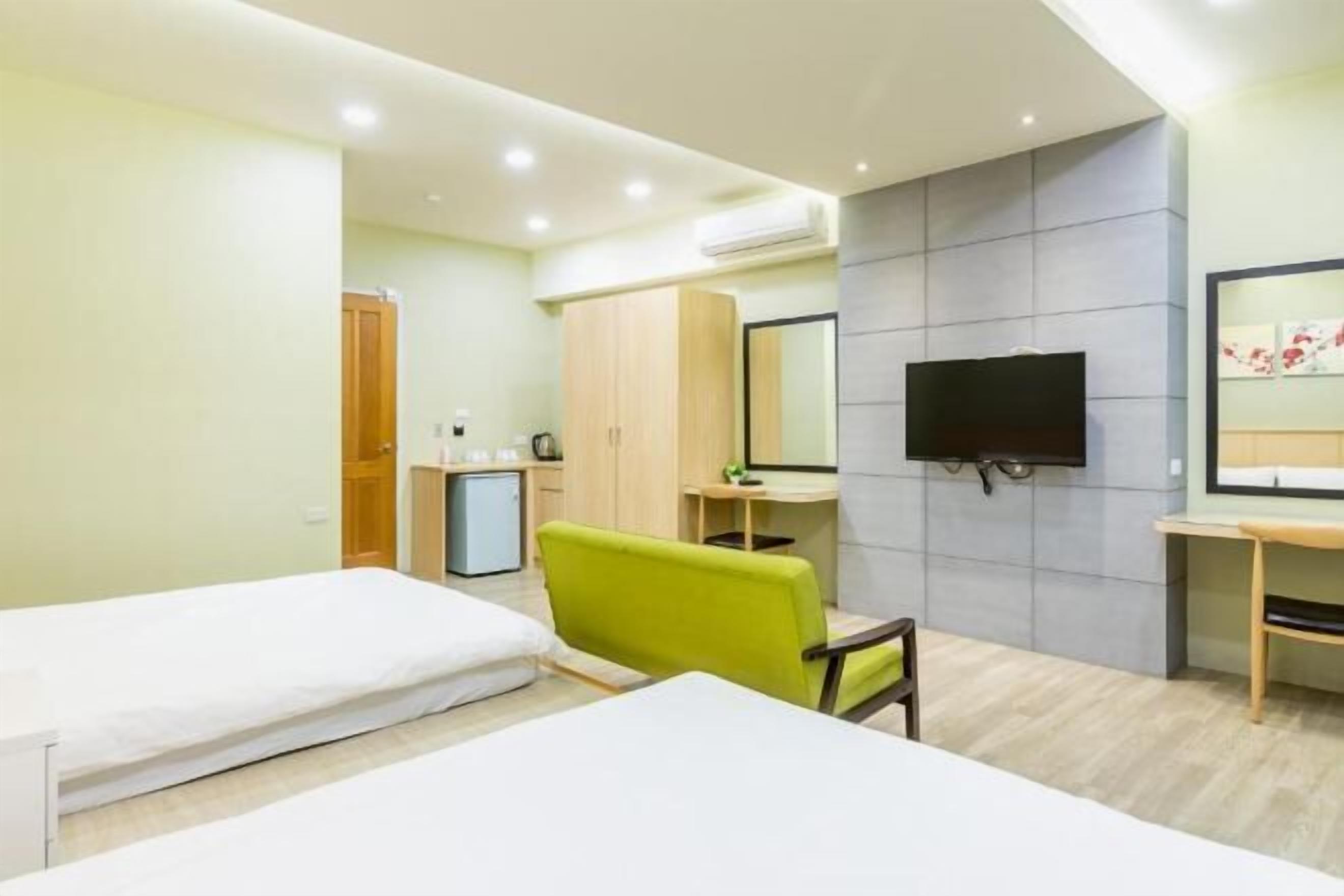 1 bedroom, premium bedding, desk, soundproofing