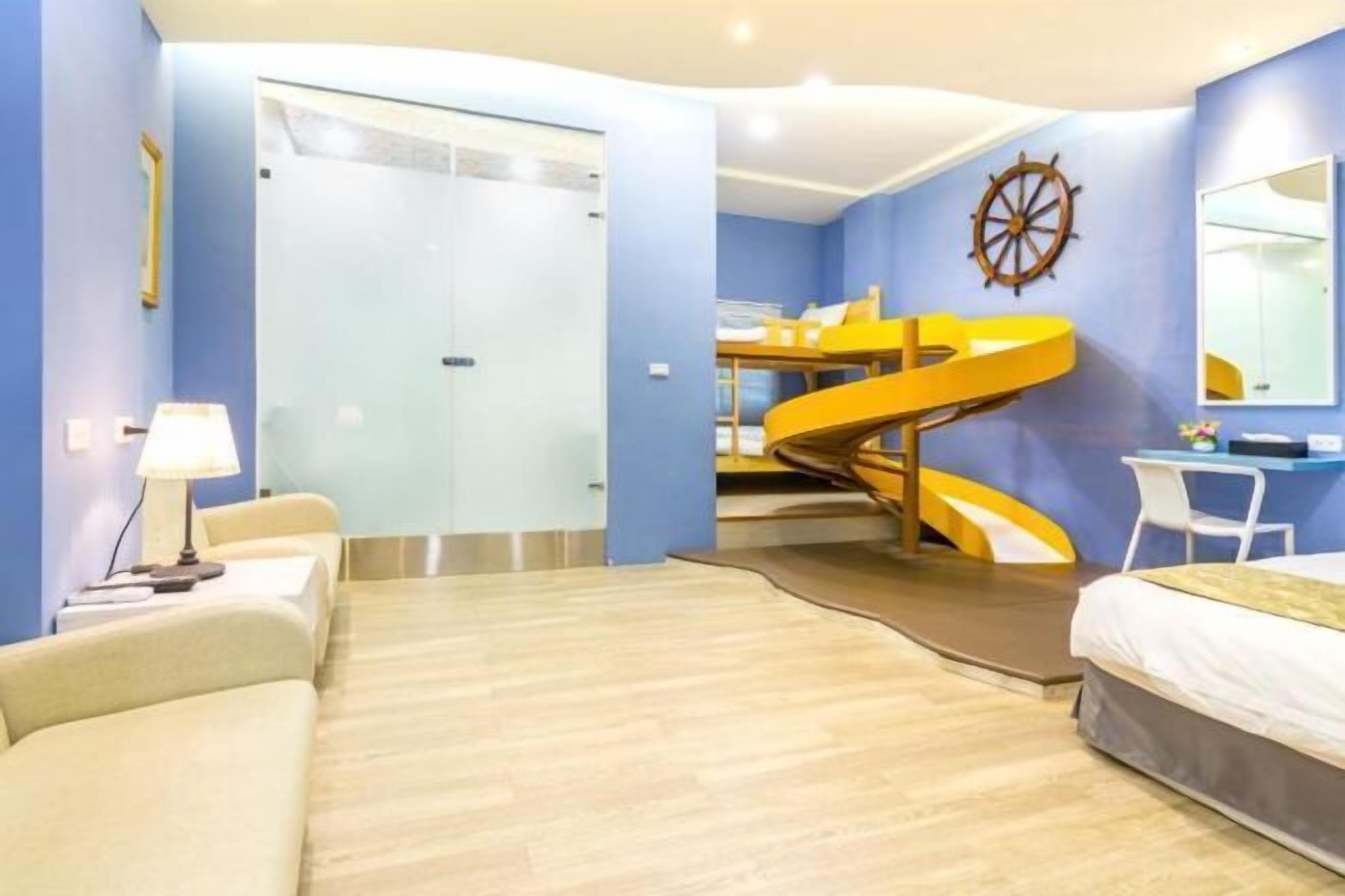 1 bedroom, premium bedding, desk, soundproofing