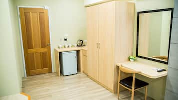 1 bedroom, premium bedding, desk, soundproofing