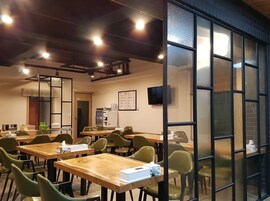 Se sirven desayunos y cocina coreana