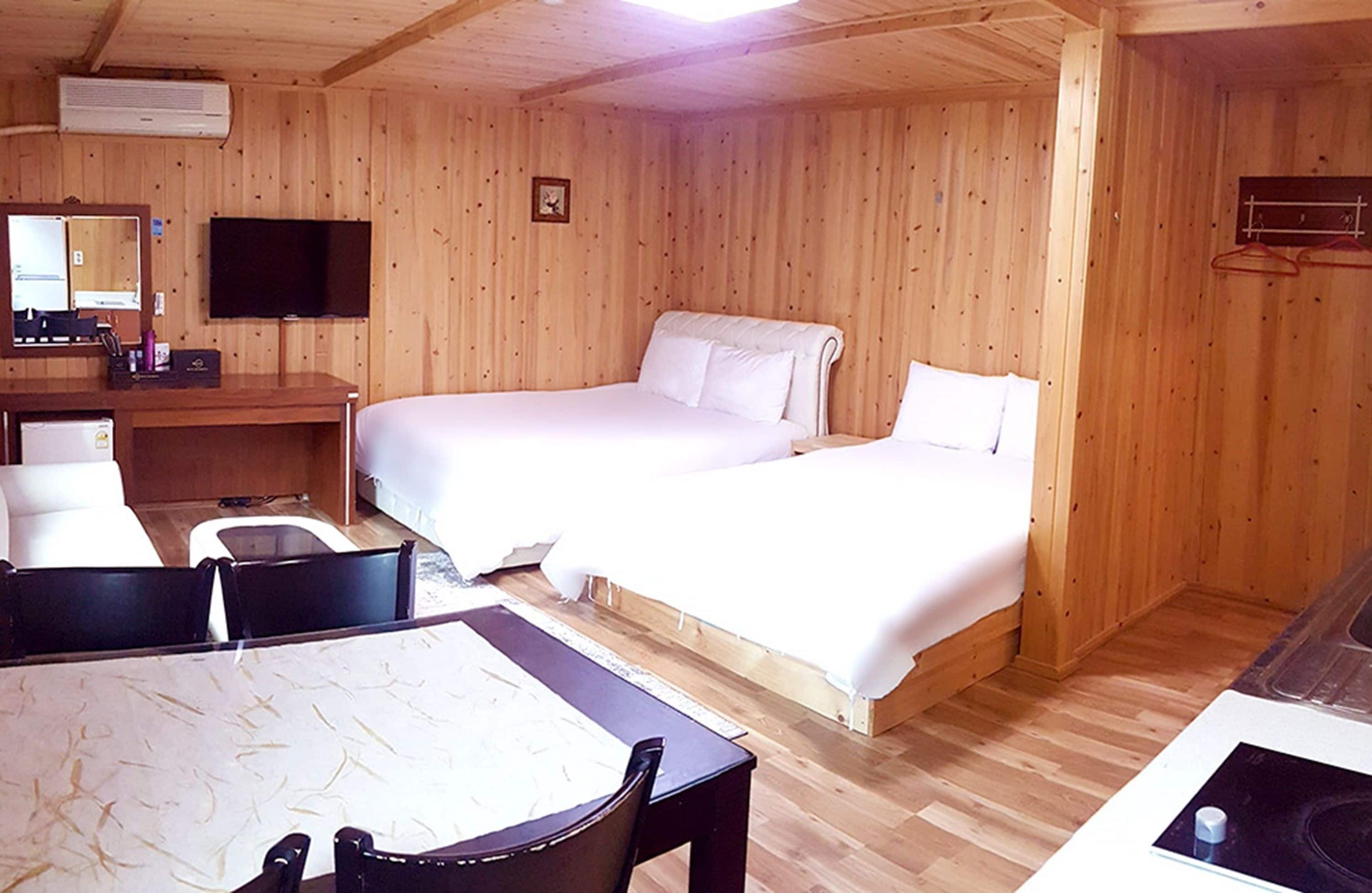 deluxe twin room | soundproofing, free wifi, bed sheets, wheelchair access