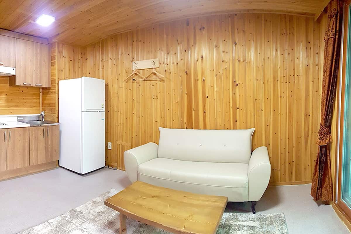 deluxe twin room | living area | 42-inch flat-screen tv with cable channels, tv