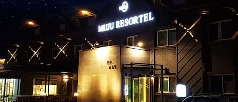 Majoituspaikan julkisivu illalla/yöllä
