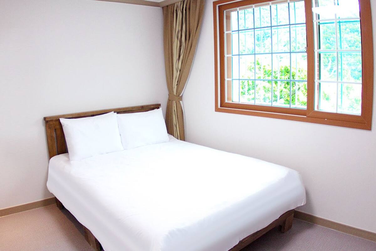 Double Room | Soundproofing, free WiFi, bed sheets