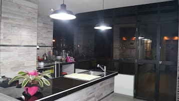 Standard Apartment, 2 Bedrooms | Dapur peribadi | Peti sejuk, ketuhar gelombang mikro, ketuhar, dapur
