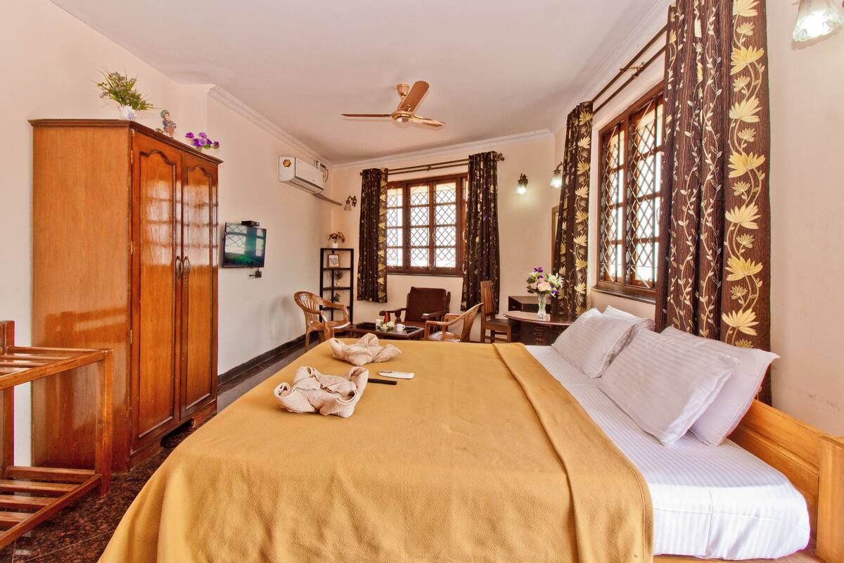 In-room safe, blackout curtains, free WiFi, bed sheets