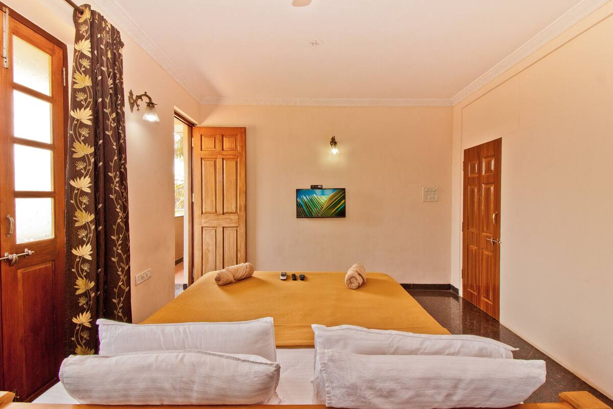 In-room safe, blackout curtains, free WiFi, bed sheets