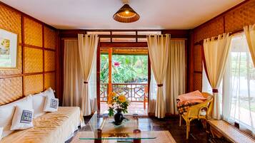 Suite, 1 King Bed | Living room