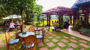 Phục vụ bữa sáng, bữa trưa, bữa tối, món địa phương và quốc tế