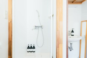 Comfort Twin kamer | Badkamer | Een douche, gratis toiletartikelen, een haardroger, pantoffels