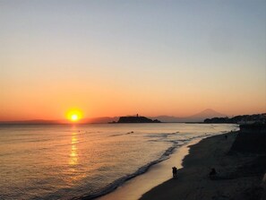 Beach nearby, black sand - Guest House SHIBAFU KAMAKURA HASE (Kamakura)