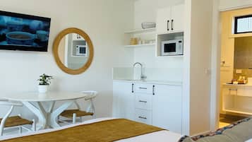 Superior studio | Luxe beddengoed, verduisterende gordijnen, een strijkplank/strijkijzer