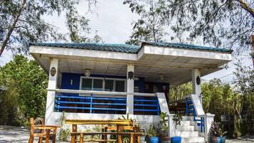 PRIVATE Beachfront House | Iron/ironing board, free WiFi, bed sheets