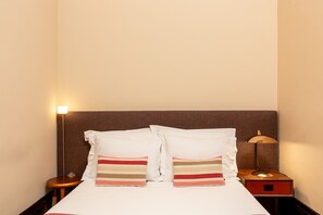 In-room safe, iron/ironing board, free WiFi, bed sheets - One Bedroom Apartment with Bolhão Market View (Oporto)