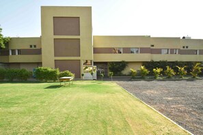 Vista frontal de la propiedad
