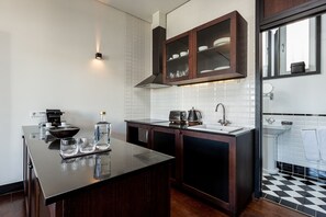 Fridge, microwave, oven, coffee/tea maker