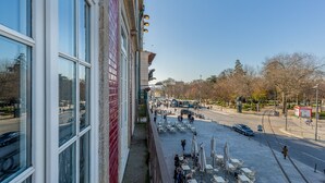 A building with large windows and a terrace with outdoor seating. - Stylish Studio in lively City Center (Oporto)