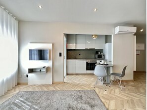 Fridge, microwave, oven, coffee/tea maker