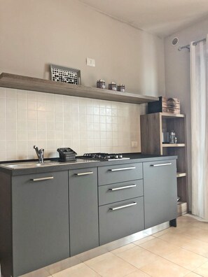 Fridge, oven, stovetop, coffee/tea maker