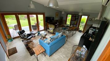 Romantic Villa, 1 King Bed, Bathtub, Valley View | Living area | Flat-screen TV, Netflix, DVD player, iPod dock