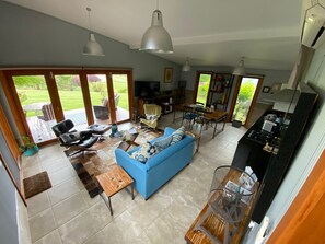 Villa Romantique, 1 très grand lit, baignoire, vue vallée | Coin séjour