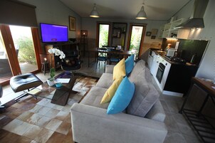 浪漫别墅, 1 张特大床, 浴缸, 山谷景观 | 客厅 | 平板电视、Netflix、DVD 播放器、iPod 基座