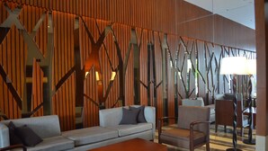 A modern lobby with a sofa, chairs, and a coffee table. - Eton Parkview (Makati)