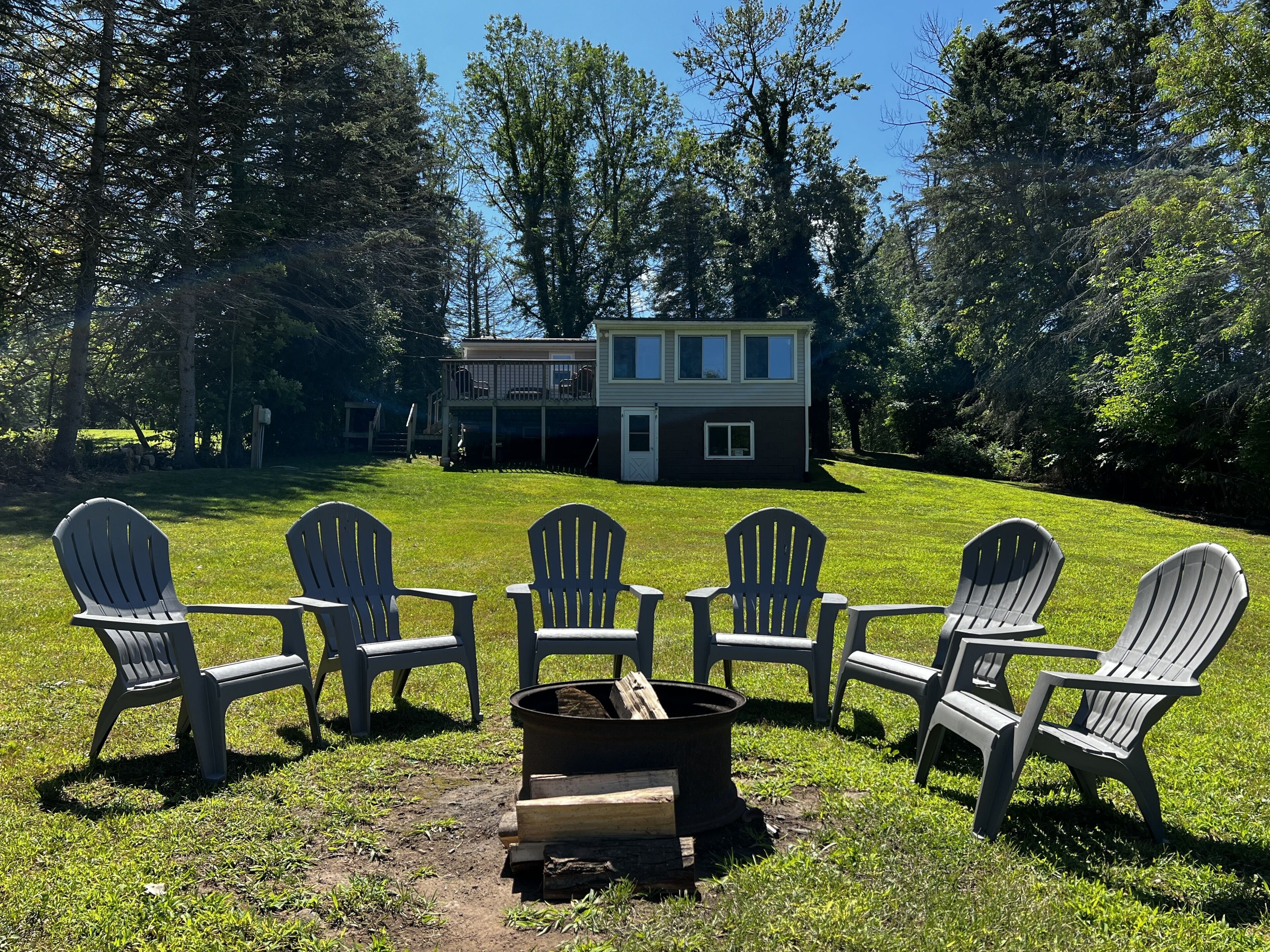 Serene Port Bay Cottage: waterfront w/ 3 kayaks, pedal boat, fire pit, grill