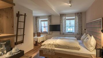 Minibar, desk, cots/infant beds, free WiFi