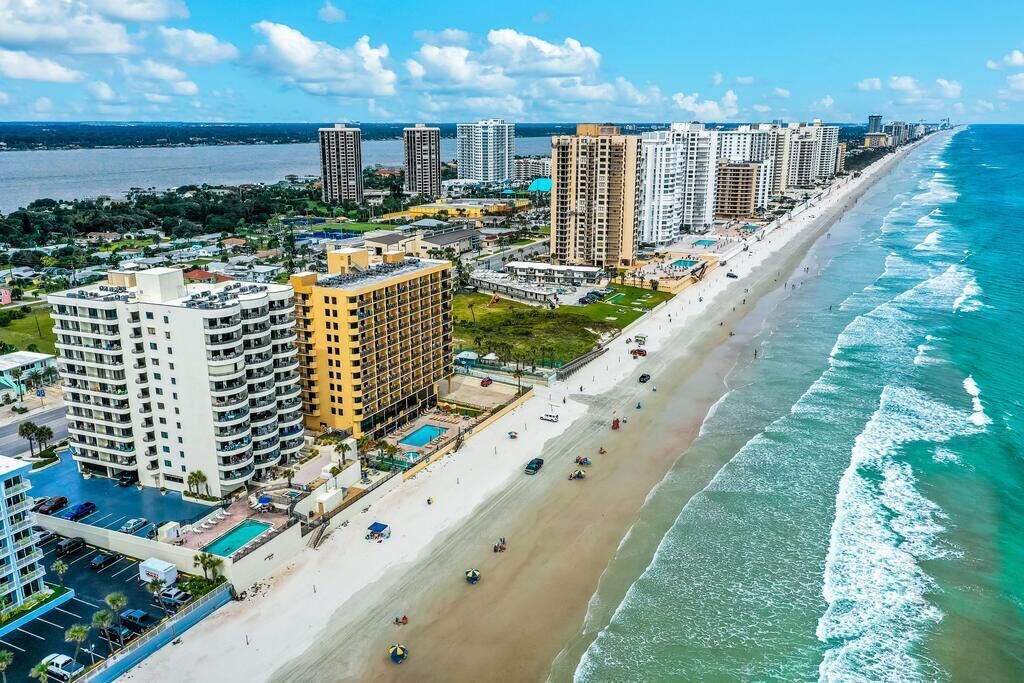 Rannalla, aurinkotuoleja, rantapyyhkeitä