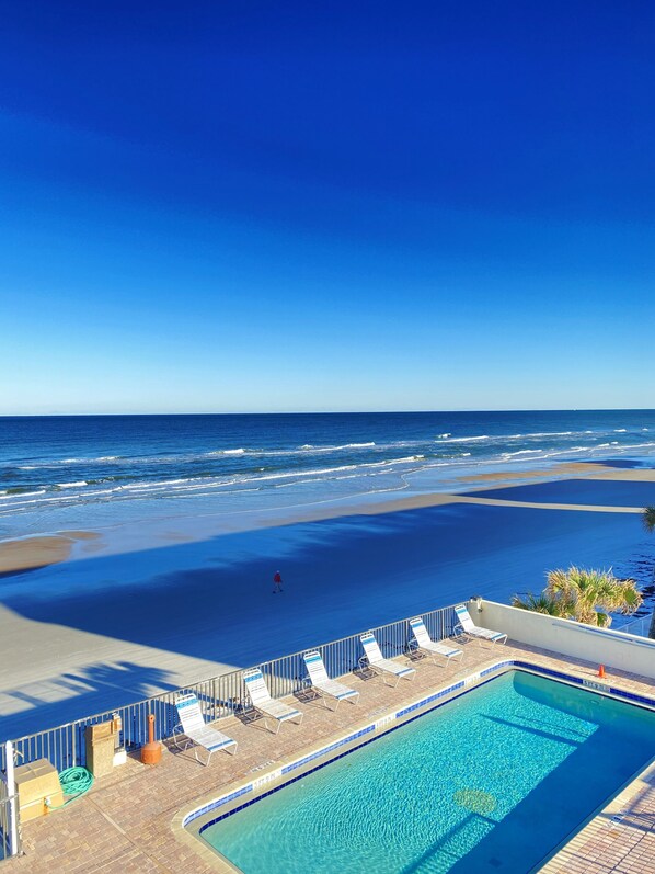 Een buitenzwembad, een verwarmd zwembad