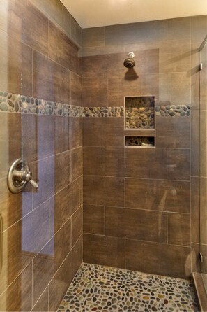 Bathtub, towels