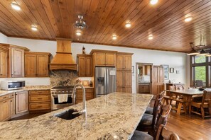 Fridge, microwave, oven, stovetop - Luxury Home With Great Views (Beech Mountain)