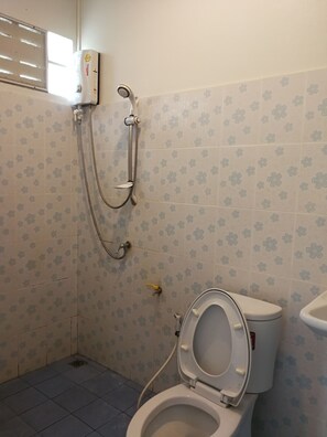 Habitación doble estándar | Baño | Regadera, amenidades de baño gratuitas, toallas 
