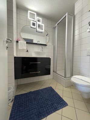 Design-Studiosuite, Stadtblick | Badezimmer | Dusche, Handtücher
