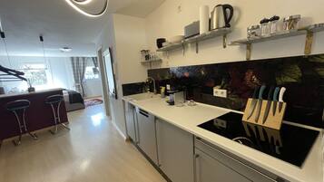 Studio Suite Desain, pemandangan kota | Dapur kecil pribadi | Lemari es, microwave (berdasarkan permintaan), dan kompor