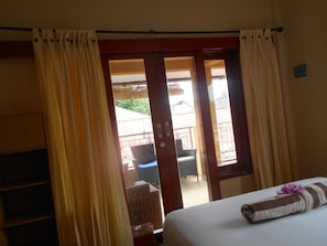 Schreibtisch, Zustellbetten, kostenloses WLAN