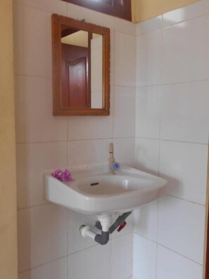 Shower, free toiletries, towels - Pondok Sunrise 2 (Gili Trawangan)