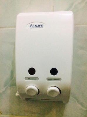 Dusche, kostenlose Toilettenartikel, Handtücher