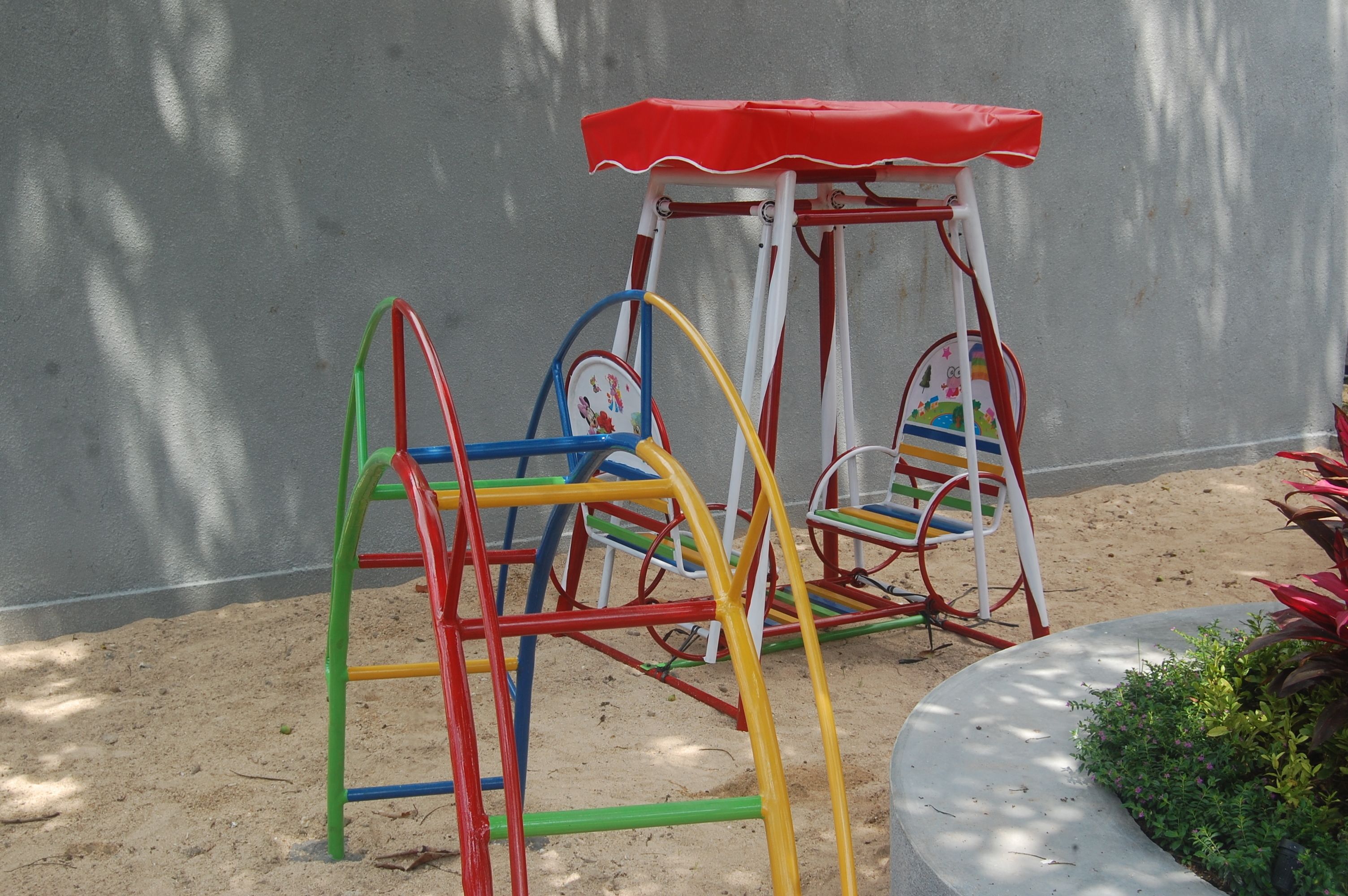 Um parquinho com balanço e escorregador.