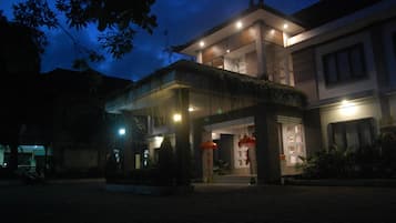 住宿正面 (夜晚)